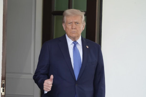 JEZIVO! ŠTA JE OVO NA RUCI DONALDA TRAMPA? Niko ga nije slušao dok je pričao s novinarima, SVI SU GLEDALI u ovaj detalj (VIDEO)