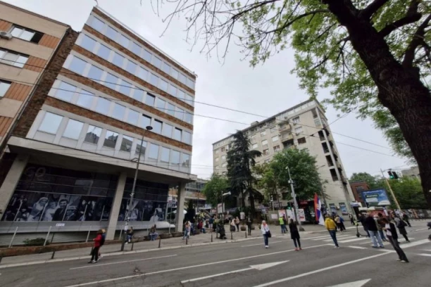 BLOKADERI-FOTELJAŠI NASTAVLJAJU DA MALTERETIRAJU GRAĐANE! Zaustavljen saobraćaj u ovim delovima Beograda, većina blokada razbijena