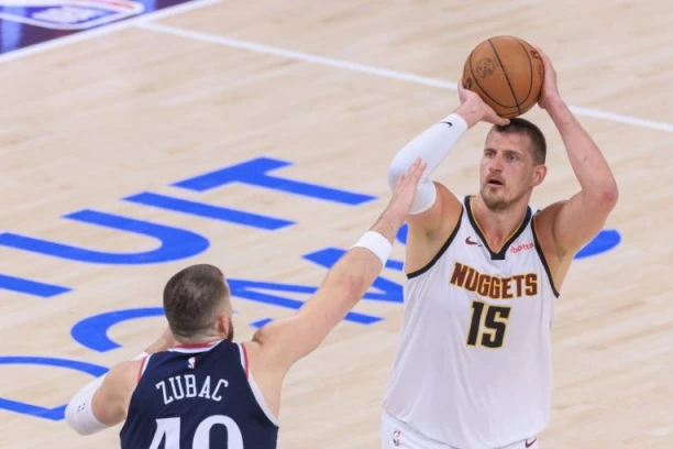 ŠTA RADE JOKIĆEVA BRAĆA DOK CELA HALA VREĐA NIKOLU! Kamera ih uhvatila u idealnom trenutku (FOTO)