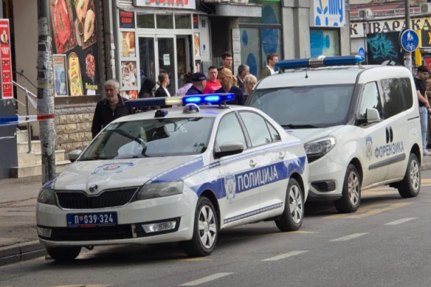 POLICIJA BLOKIRALA ULICU, UVIĐAJ NA MESTU PUCNJAVE U TOKU! Prvi snimci nakon ranjavanja muškarca u lokalu - OPSADNO STANJE U NOVOM SADU! (VIDEO)