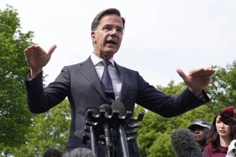 AU, RUTE BACIO SVE KARTE NA STO! Američko naoružanje stalno pristiže - bliži se KRAJ!