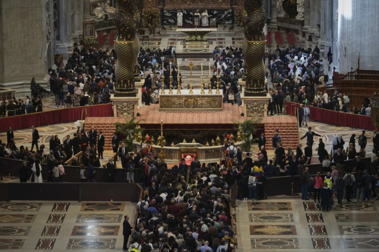 ZATVOREN I ZAPEČAĆEN KOVČEG PAPA FRANJE: Pored tela stavljeno 12 novčića (VIDEO)
