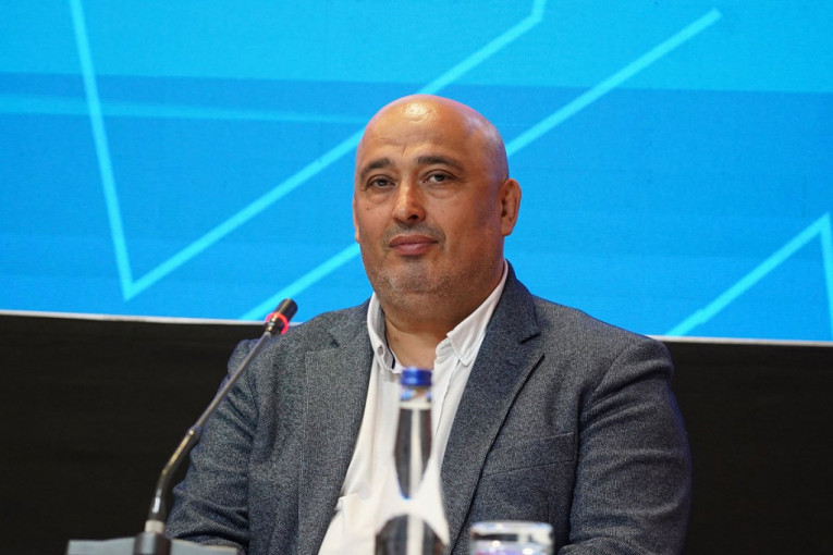 DIVLJAČKI NASRNULI NA ČOVEKA: Mučki napali dekana DIF - ovako su blokaderi pokušali linč (VIDEO)