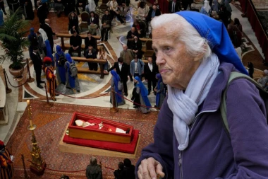 KO JE ŽENA KOJA JE NA IZNENAĐENJE VERNIKA STALA PORED KOVČEGA PAPE FRANJE? Molitva mimo vatikanskog protokola