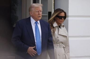 MELANIJA TRAMP SVE ZAPREPASTILA! EVO KAKO JE KRENULA NA SAHRANU PAPE: Svi su gledali u noge prve dame Amerike! (FOTO)