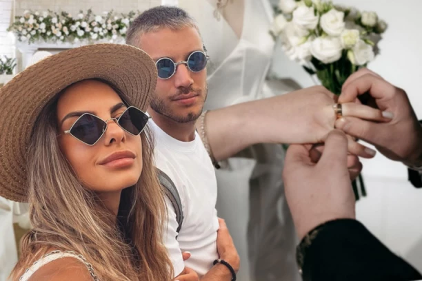 NESTVARAN PRIZOR NA SVADBI KTITOROVG SINA! Mlada pokazala GOLA leđa, niz kičmu joj se nižu BISERI - a tek da vidite prvi ples! (FOTO)