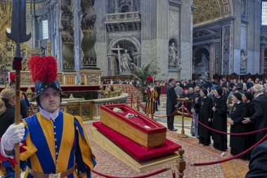 DANAS JE SAHRANA PAPE FRANJE! U prvom redu povorke zvaničnici iz Argentine i Italije, a EVO kako će ceo obred izgledati!