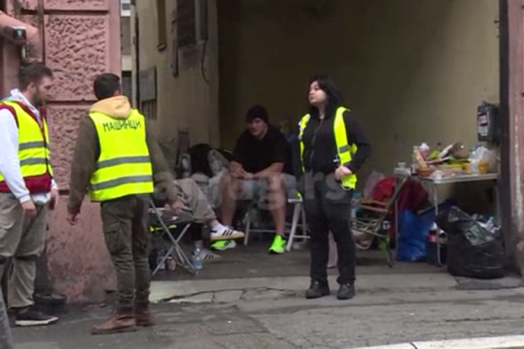 DESETAK BLOKADERA OKUPIRA RTS! Trinaest dana tiranije manjine, zatvorene ulice koje su žile kucavice Beograda! (FOTO)