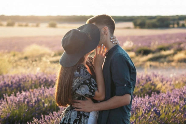 OD NJIHOVIH STRASTVENIH UMEĆA SVIMA SE ODMAH ZAVRTI U GLAVI: Ljudi rođeni u ova 2 znaka horoskopa najbolje se LJUBE!