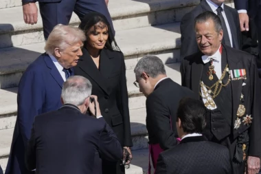 MELANIJA SPASILA DONALDA TRAMPA DIPLOMATSKOG GAFA NA SAHRANI PAPE: Evo šta mu je šapnula, pa je on nevoljno uradio OVO!
