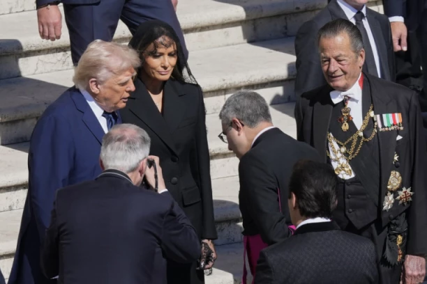 MELANIJA SPASILA DONALDA TRAMPA DIPLOMATSKOG GAFA NA SAHRANI PAPE: Evo šta mu je šapnula, pa je on nevoljno uradio OVO!