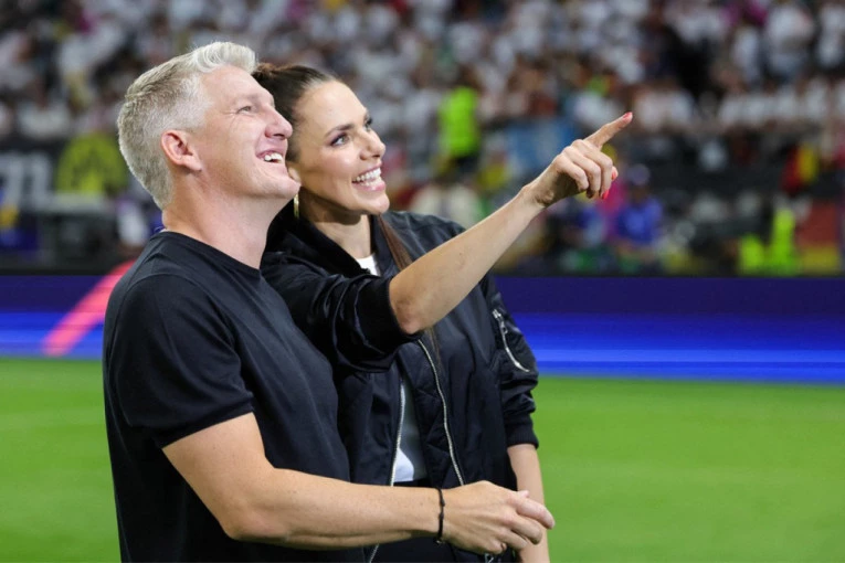 ESTER SEDLAČEK SE SKINULA I POKAZALA ČIME RASPOLAŽE: Da li je Švajnštajger na ovo pao?! (FOTO)