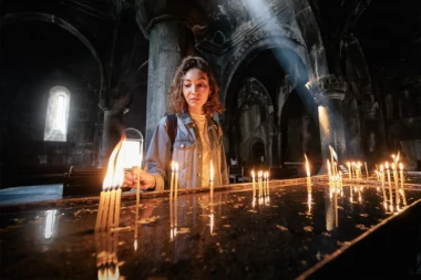 DA LI JE DOVOLJNO ZAPALITI JEDNU SVEĆU I ZA ZDRAVLJE ŽIVIH I DUŠE UPOKOJENIH ILI SE MORA PALITI ZA SVAKOG PONAOSOB! Sveštenik otkrio da to zavisi gde se nalazite, ali i od još jedne stvari