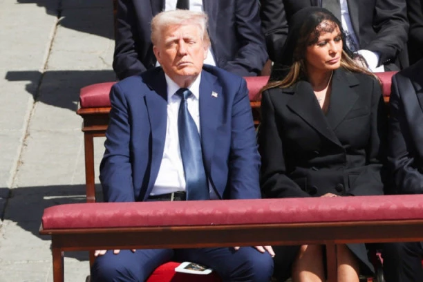 "IZVEO SAM MELANIJU NA RUČAK U BOING"! Prva dama SAD 55. rođendan dočekala na sahrani pape, Donald Tramp se šalio u avionu!