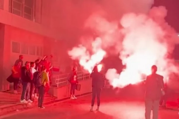 GORI KRALJEVO: Crveno-bele zapalile grad na Ibru - slaviće se do duboko u noć! (VIDEO)