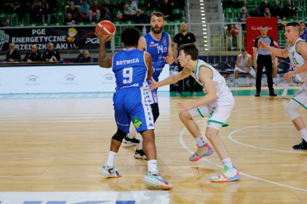 POTPUNI HAOS: Evropska košarka ovo ne pamti - igrač uleteo među navijače i započeo tuču! (VIDEO)