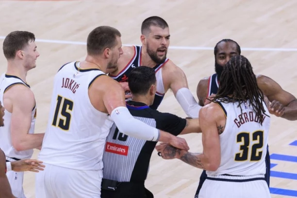 NAŠAO SE U SREDIŠTU SKANDALA: Opšta tuča u LA - Jokić odmah utrčao da brani saigrača! (VIDEO)