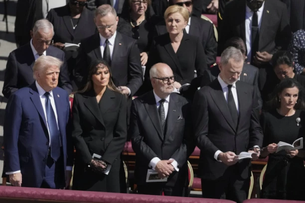 DONALD TRAMP PREKRŠIO PROTOKOL NA SAHRANI PAPE FRANJE? Žvakao, "čačkao" mobilni telefon, a zbog OVE stvari ga ceo svet "razapinje" na društvenim mrežama! (FOTO, vIDEO)