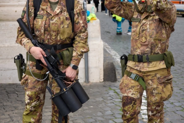 ŠTA OVO DRŽE U RUKAMA? Svet obišli snimci vojnika sa "oružjem iz budućnosti" na papinoj sahrani! Evo o čemu se radi (VIDEO)