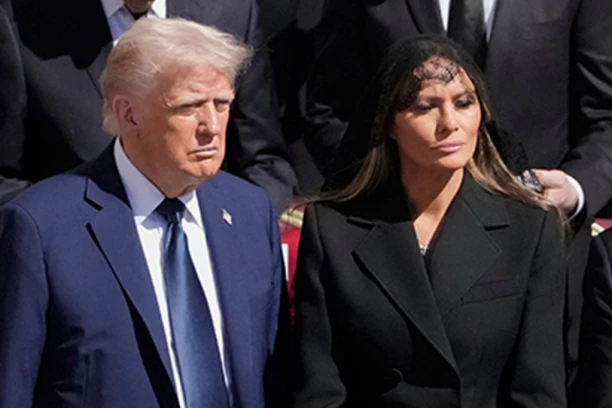 OTKRIVENA TAJNA ODNOSA MELANIJE I DONALDA TRAMPA: Sve je bilo jasno na sahrani pape Franje - ne prestaje da se bruji o OVOM potezu prve dame Amerike! (VIDEO)