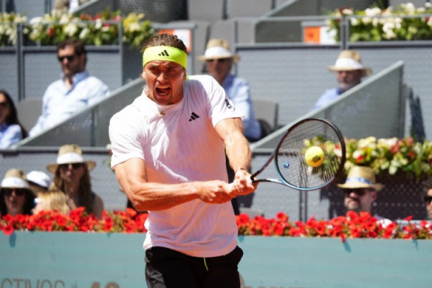 ZVEREV VADIO TELEFON DA DOKAŽE KRAĐU: Robot video jedno, nemački teniser drugo! (VIDEO)