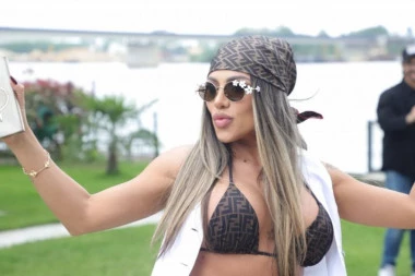 "ŠTEKARE SA MILIONIMA!" Sandra Afrika ŽESTOKO udarila na sportiste: "Zovu mamu i tatu da pitaju da li smeju da PLATE!", pa otkrila sve o stanu od MILION EVRA!
