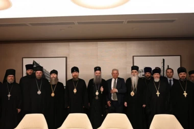 PATRIJARH PORFIRIJE OKONČAO ISTORIJSKU POSETU RUSIJI: Povratak iz Moskve ovenčan počastima, ordenjem i učvršćenim bratstvom