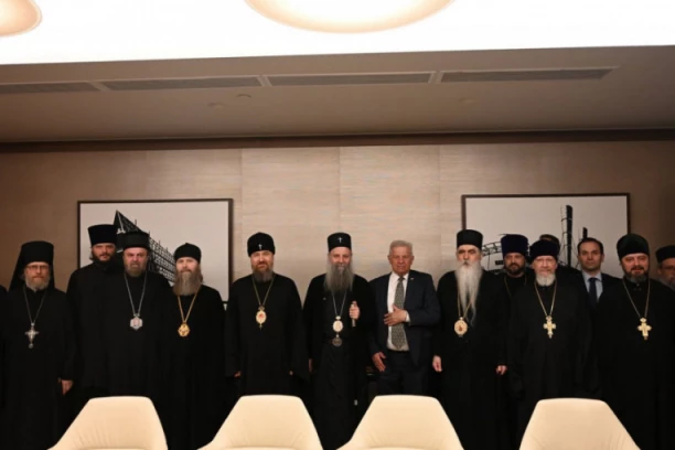 PATRIJARH PORFIRIJE OKONČAO ISTORIJSKU POSETU RUSIJI: Povratak iz Moskve ovenčan počastima, ordenjem i učvršćenim bratstvom