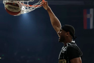 OVO DUGO NISMO VIDELI: Brutalno zakucavanje Brendona Dejvisa za TV špice! (VIDEO)