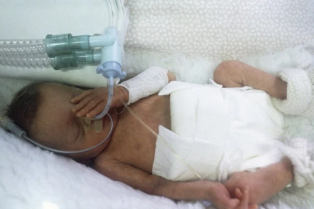 BEBU DEČAKA STAROG SAMO 2 NEDELJE OSTAVILI SU NA ŽELEZNIČKOJ STANICI: 50 godina kasnije otkrivena je MISTERIJA i ko je on u stvari! (FOTO)