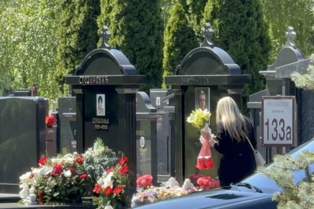 POTRESNE SCENE NA GROBU SAŠE POPOVIĆA! Evo kako je udovica Suzana ispoštovala "VASKRS ZA MRTVE" (VIDEO)