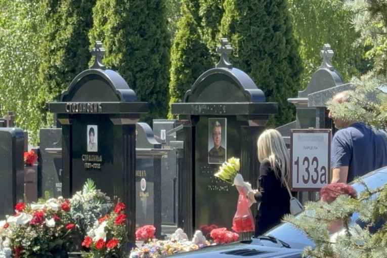 Suzana Jovanović donela žute ljiljane na grob Saše Popovića