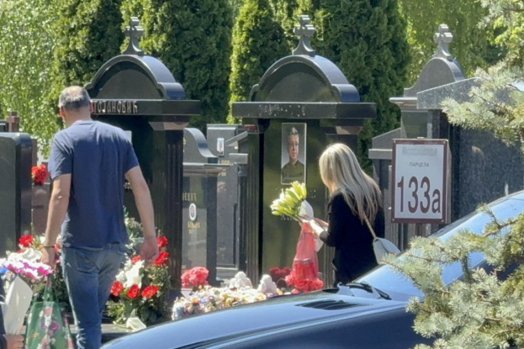 Suzana Jovanović na grobu Saše Popovića