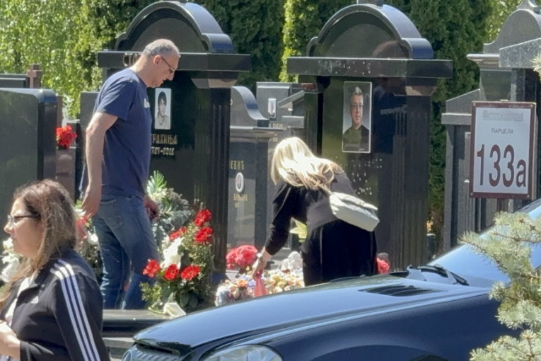 Suzana Jovanović donela žute ljiljane na grob Saše Popovića