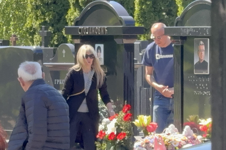 Suzana Jovanović na grobu Saše Popovića