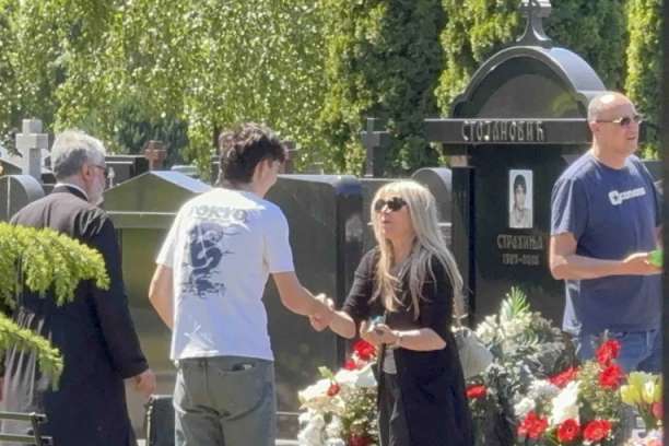 OVAJ ČOVEK SE POJAVIO NA GROBU SAŠE POPOVIĆA! Udovica Suzana mu odmah prišla, ONO ŠTO JE USLEDILO ĆE VAS RASPLAKATI! (VIDEO)