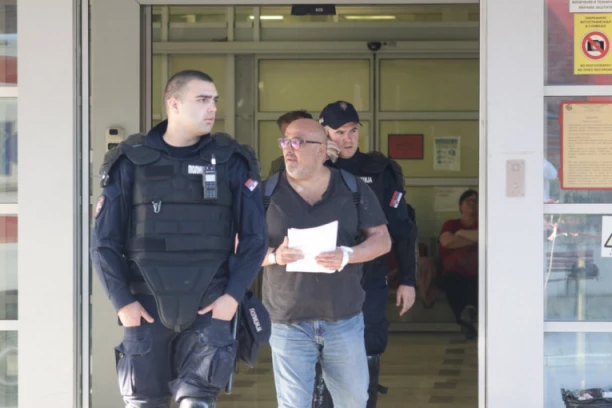 "IMAM JEDNU OZBILJNU POVREDU": Oglasio se dekan Patrik Drid, koga su linčovali u Novom Sadu, "NAPALI SU I LEKARE"