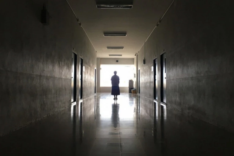 DISPEČER DOBIO JEZIVU PRIJAVU, POLICIJA ZATEKLA HOROR U STANU! Žena počinila nezamisliv zločin!