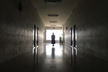 SNIMAK IZ BOLNICE LEDI KRV U ŽILAMA - kolege su se snimale tokom noćne scene, a onda je iza njih neko prošao! Zbog onog što je usledilo pretrnućete od straha! (VIDEO)