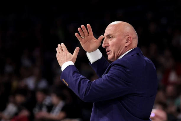 "NBA TE ČEKA... KAKO DA NE, AJDE MRŠ U SVLAČIONICU!": Novi urnebesan abaligaški tajm-aut! (VIDEO)