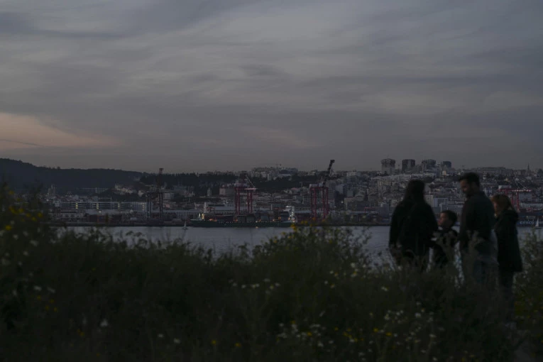 APLAUZ I OVACIJE! Evo kako su građani Madrida proslavili povratak struje (VIDEO)