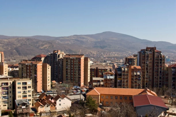 SNAŽNA EKSPLOZIJA U KOSOVSKOJ MITROVICI: Povređene tri osobe