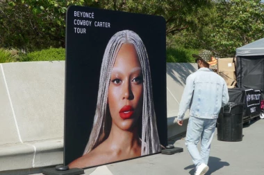FANOVI BESNI NA BIJONSE: Prvi put izvela mlađu ćerku na binu, letela na potkovici, palila klavir, ali su zbog OVOGA poludeli! (VIDEO)