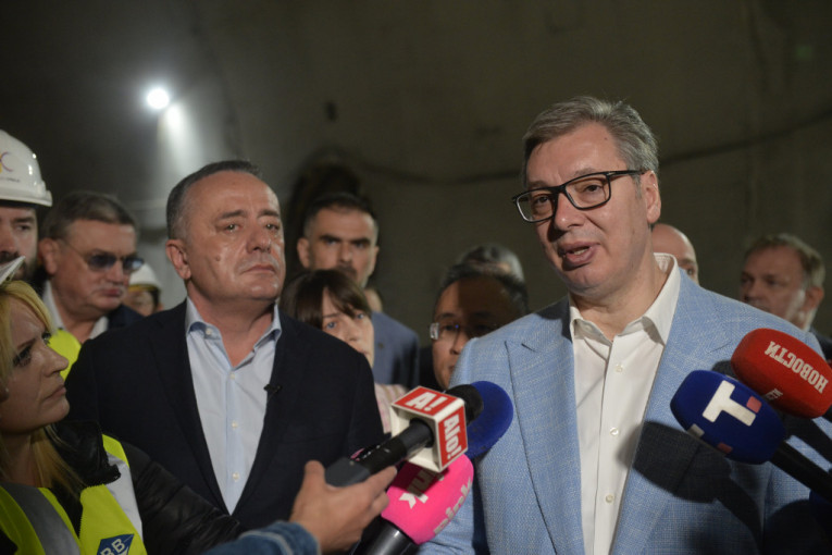 KURTIJEVCI SA HRVATIMA I DOMAĆIM IZDAJNICIMA NAPALI VUČIĆA! Žele predsedniku Srbije sve najgore