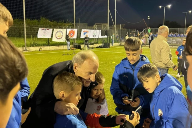 FENOMENALNA NOĆ U GRADU FUDBALSKIH LEGENDI! Spektakularno otvaranje prvog Memorijalnog turnira "Slobodan Santrač" (FOTO GALERIJA)