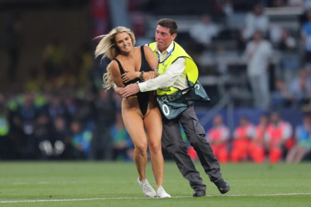 UOČI ZAVRŠNICE LIGE ŠAMPIONA: Finalna utakmica u kojoj fudbal nije bio u prvom planu! Sećate li se atraktivne Kinsi Volanski? (VIDEO)