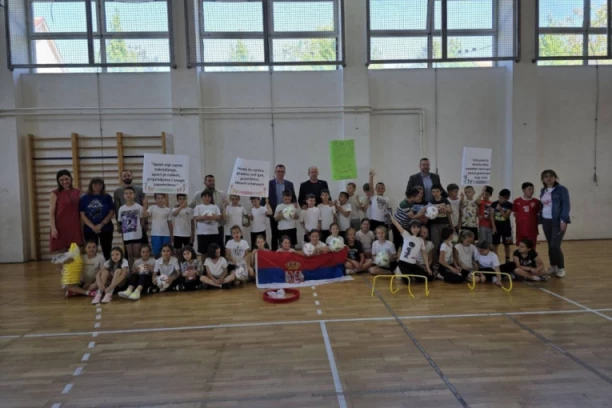DRUŠTVENA ODGOVORNOST: Štefanek i Marinković posetili OŠ "Milena Pavlović Barili" - SSS donirao deci sportsku opremu za časove fizičkog vaspitanja! (FOTO GALERIJA)