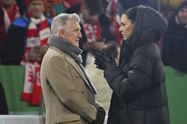 NAKON ŠTO JE BASTIJAN OTPRATIO TRUDNU ESTER, S KOJOM NAVODNO IMA AFERU, ona je OVIM potezom odlučila da pokaže šta je istina: I dalje je uz njega (FOTO)