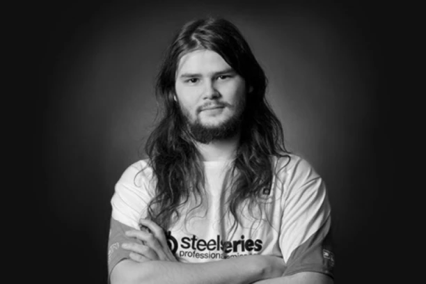 UMRO BIVŠI PRVAK SVETA! Od njega se oprostio i njegov bivši tim! (FOTO)