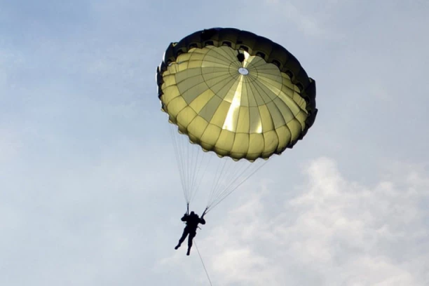 PRIPADNIK 63. PADOBRANSKE POGINUO NA VOJNOM AERODROMU U NIŠU Oglasilo se Ministarstvo odbrane: "Povređen prilikom prizemljenja, umro u bolnici!"